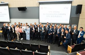 圖示發展局常任秘書長（工務） 劉俊傑（前排右六）早前與其他嘉賓出席「VTC建造業資訊日」。