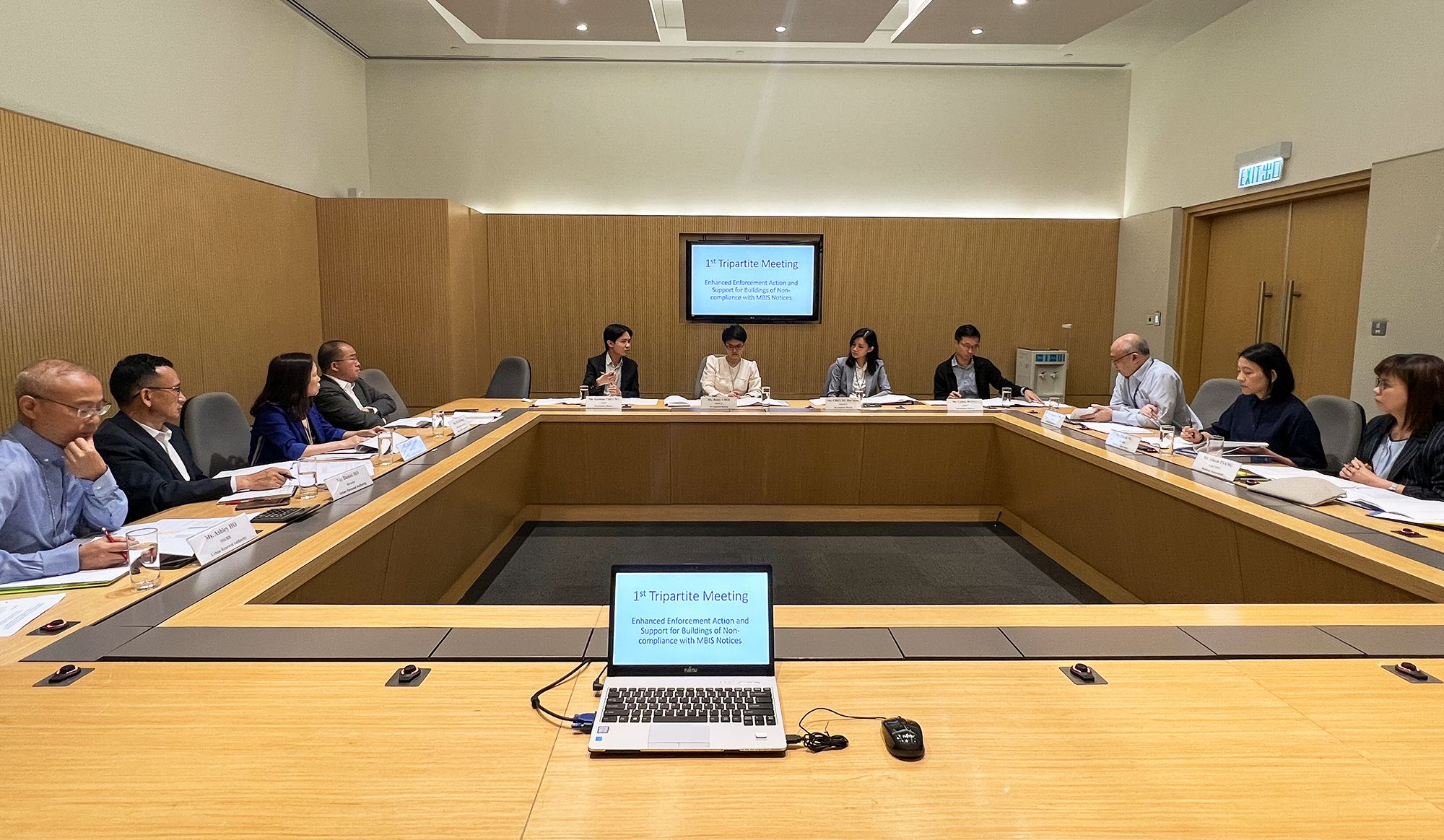 由發展局牽頭，屋宇署、民政事務總署和市區重建局（市建局）共同參與的三方常設溝通機制已設立，並於8月9日召開首次會議，加強彼此的協作，跟進各方面的工作。圖示發展局副秘書長（規劃及地政）蔡梅芬（中）主持會議。