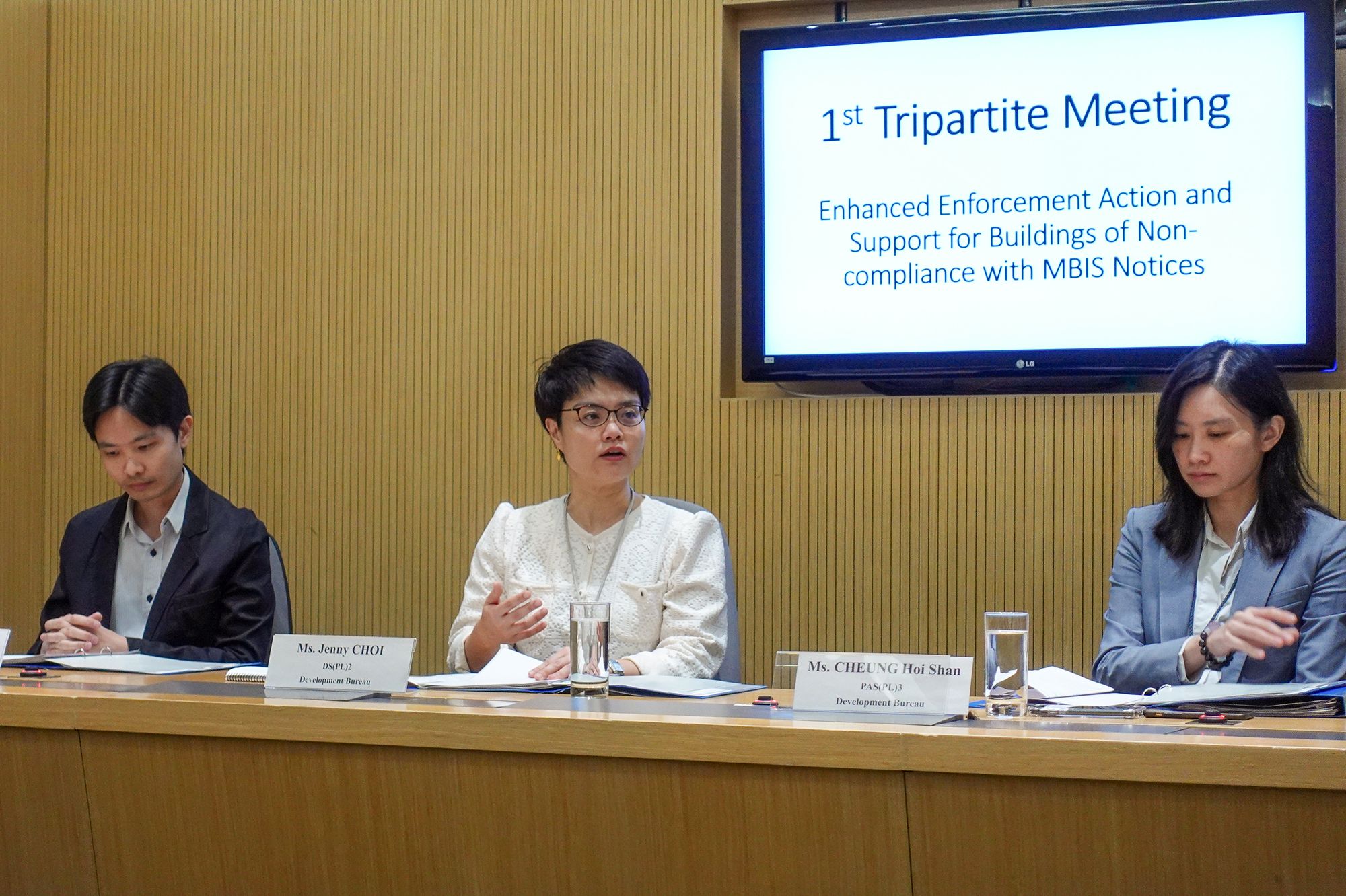 由發展局牽頭，屋宇署、民政事務總署和市區重建局（市建局）共同參與的三方常設溝通機制已設立，並於8月9日召開首次會議，加強彼此的協作，跟進各方面的工作。圖示發展局副秘書長（規劃及地政）蔡梅芬（中）主持會議。