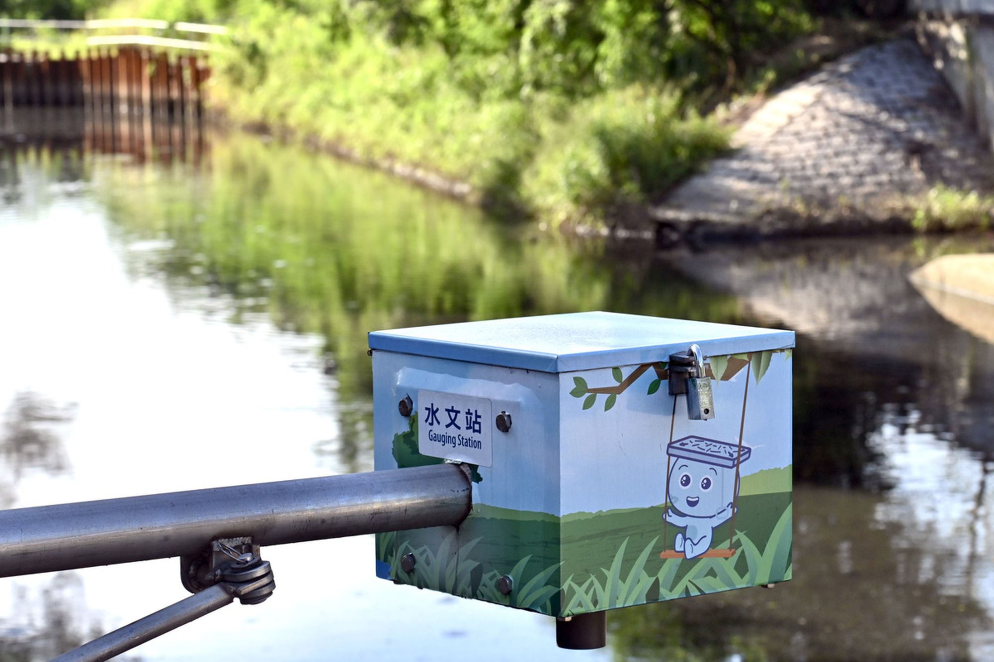 渠務署在全港不同地點安裝約300個「遠程防洪裝置」，包括水文站及水位傳感器等，24小時收集水位和潮位等數據。