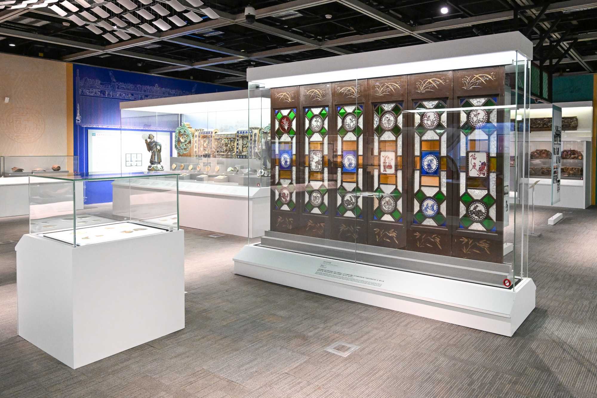 澳門民國時期套色玻璃窗，是中西文化交流的產物。平板套色玻璃始於清末，屬多次燒製的玻璃工藝，從海外傳入，於素底的玻璃外增添不同顏色的玻璃層後，再進行挑花、蝕刻等加工；但玻璃窗上的裝飾是取材自中式吉祥圖案。