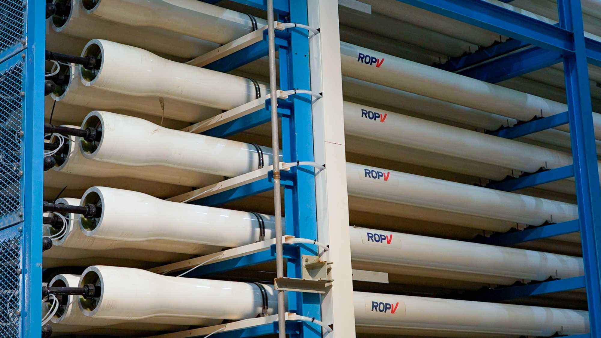 海水化淡廠第一階段設有12個大型逆滲透組件，安裝合共2,336支壓力管道，每支壓力管道內裝有7支半透膜濾芯。