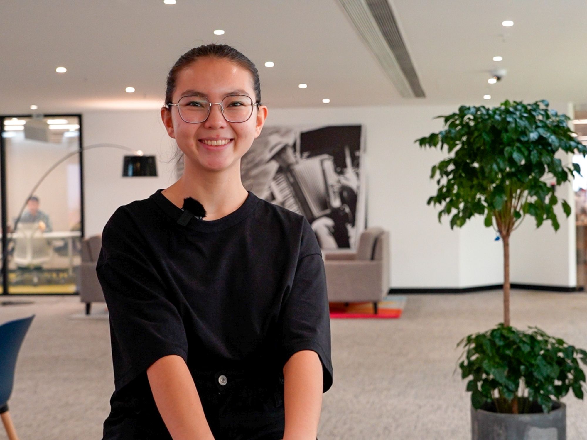 奧雅納見習工程師Nazym Ziyabek表示，在香港做土木及結構工程師，工作非常有趣，因為香港以高度密集和創新馳名。