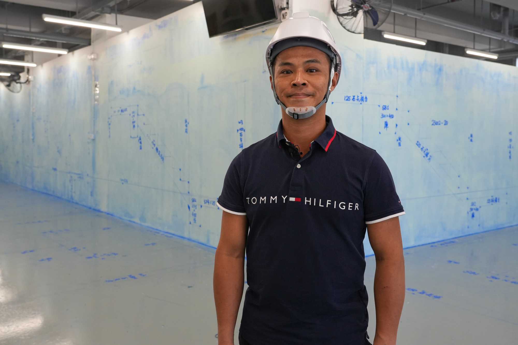 建造業議會「中級技工合作培訓計劃」畢業生郭建求看好建造業發展前景，因而報讀課程，希望成為鋼筋屈紮工（俗稱紮鐵工）。