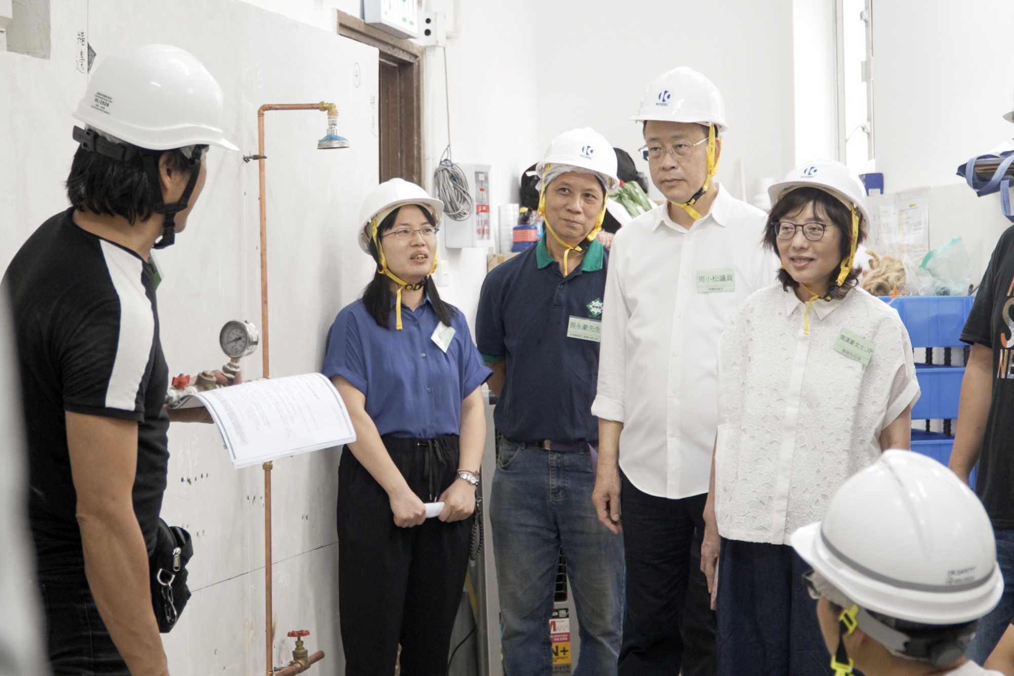 甯漢豪（右一）去年在立法會議員周小松（右二）陪同下，到訪位於土瓜灣的英才職業培訓中心，了解培訓情況並與學員交流。