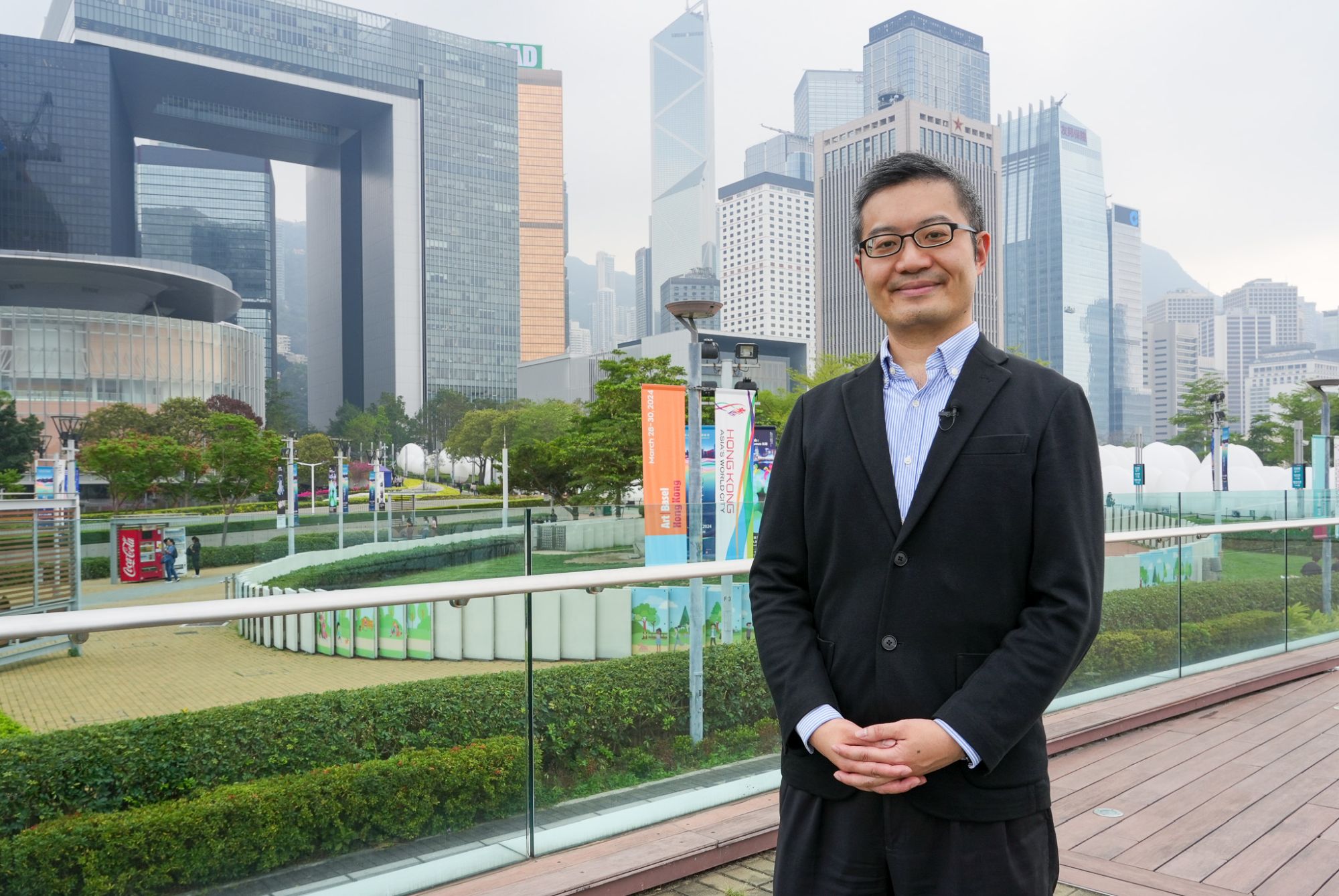 發展局助理秘書長（組裝合成）鄭子龍表示，政府一直支持業界採用先進的建築科技以提高整體生產力，例如利用建築信息模擬技術（BIM）和高效建築法，包括「組裝合成」建築法（MiC）來提升建築設計和建造的效率和質量。