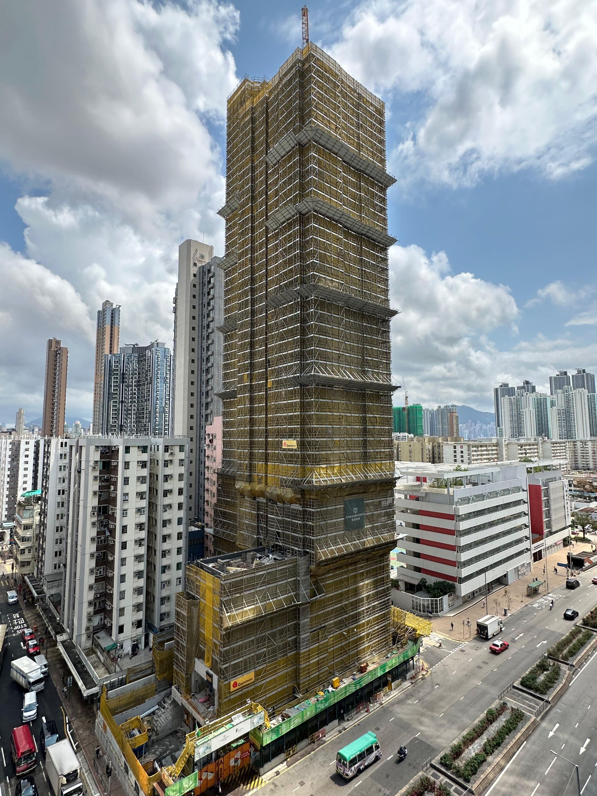 位於深水埗東京街，首個由發展商以「組裝合成」建築法興建的私人住宅項目正在興建中。