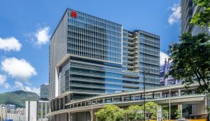 啟德發展區的税務中心是首座政府建築物採用創新的斜玻璃幕牆設計，可以減少眩光對附近環境的影響。