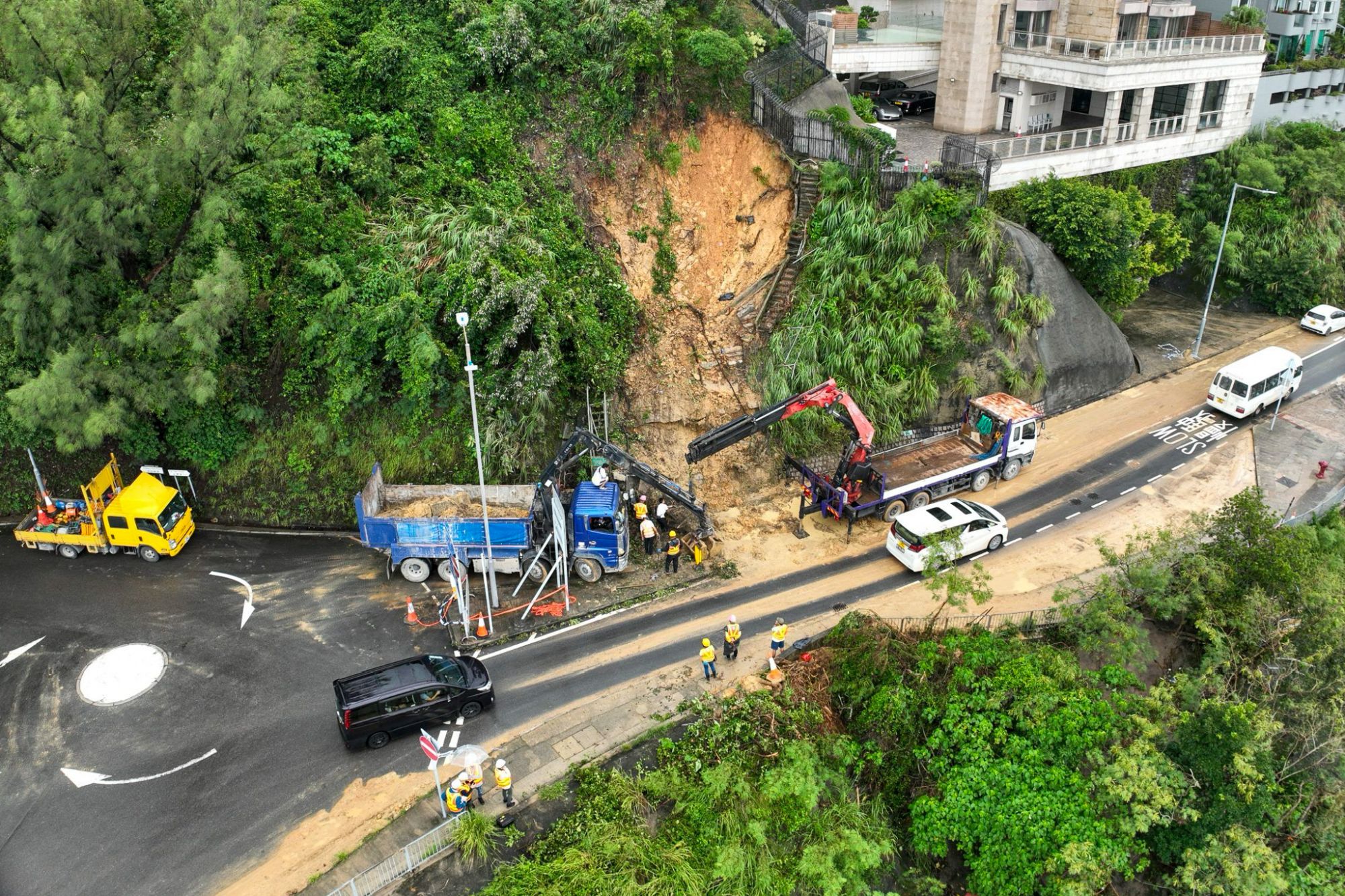 土力工程處設有全年無休的緊急服務，以便萬一發生山泥傾瀉時，為各政府部門就所需的應變行動提供岩土工程方面的意見。