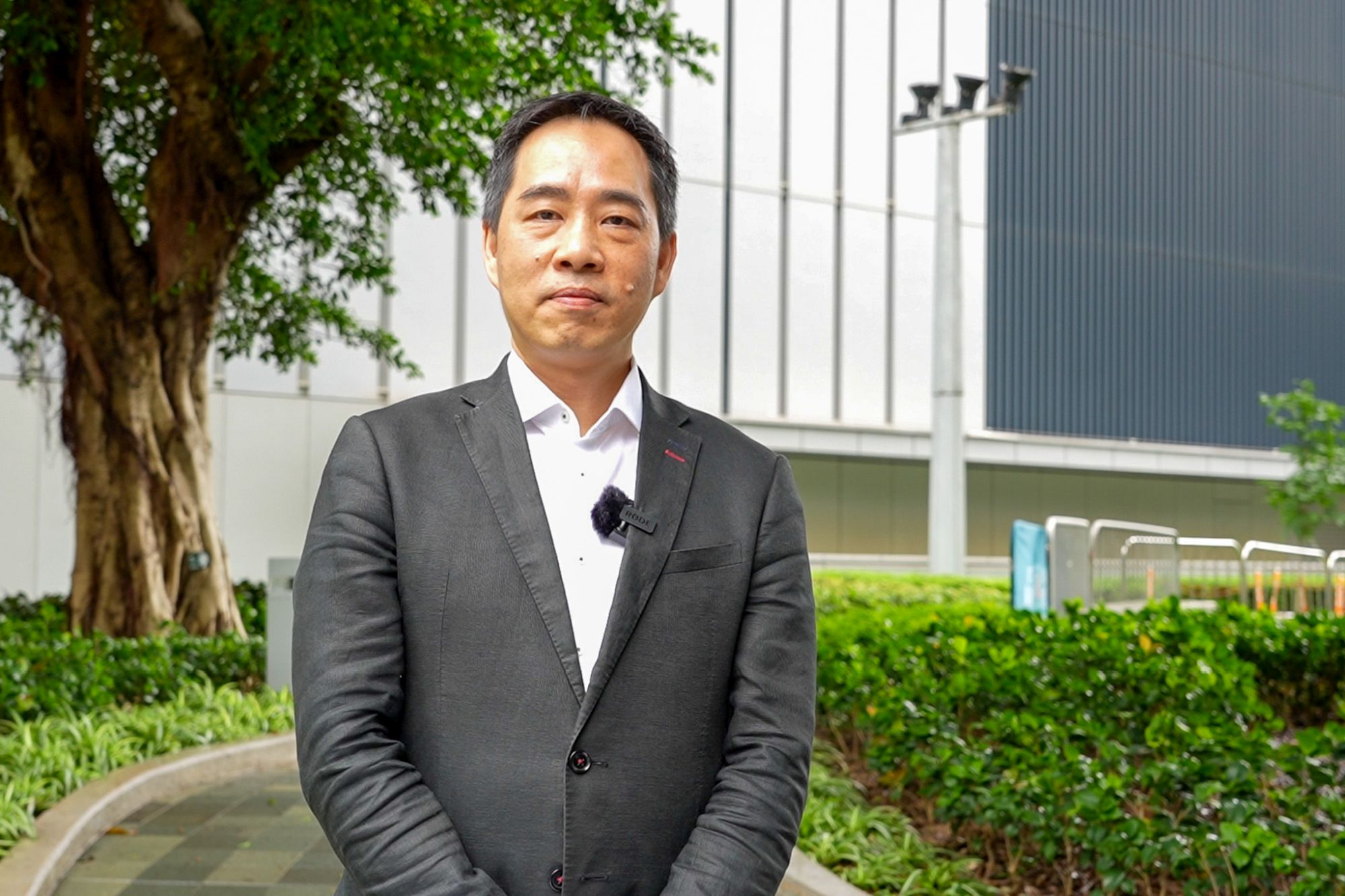 發展局樹木管理辦事處總監練偉東表示，每當有颱風威脅本港，各相關部門會根據發展局的指引做好應對工作，完成各項樹木風險緩減措施。