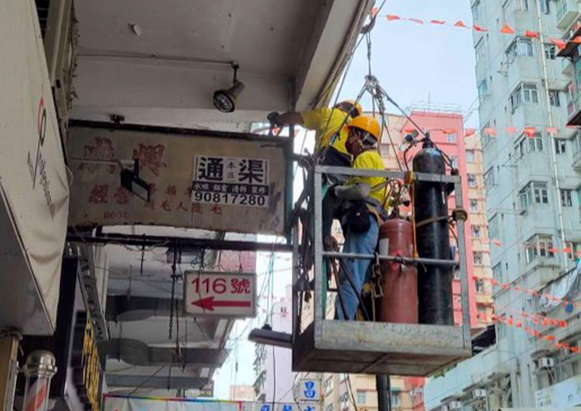 在颱風來臨前，屋宇署會加強巡查市面上的招牌。