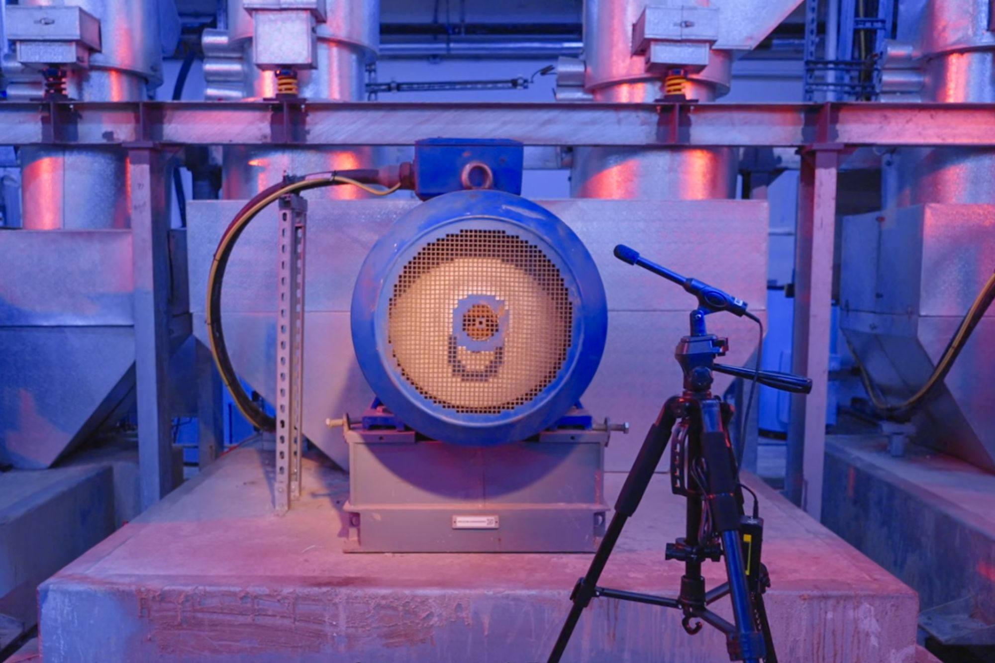 智慧聲音檢測分析系統利用音頻分析技術比對故障聲音特徵，檢測不同設備的潛在問題。