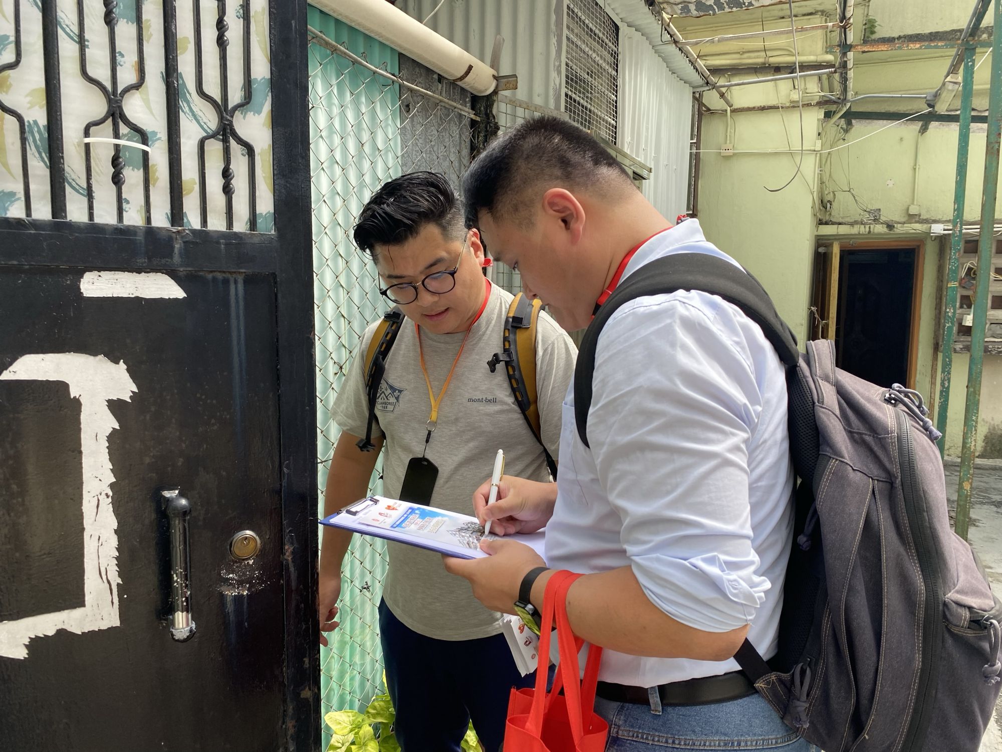 「支援中心」與不同界别的專業服務機構和專業人士，包括律師、測量師、調解員和社工，以及指定非政府機構建立合作伙伴關係，合力為受強拍申請影響的小業主提供全面和到位的一站式支援。發展局局長甯漢豪（右五）、市區重建局主席周松崗（右四）、市區重建局行政總監韋志成（左四）、香港測量師學會會長林家輝（左三）、地產代理監管局行政總裁韓婉萍（右三）、長者安居協會行政總裁王虹虹（右二）、香港和解中心會長羅偉雄（左二）、聯合調解專線辦事處主席蕭詠儀（右一）及香港調解會、香港國際仲裁中心和香港調解資歷評審協會有限公司的代表魏重山（左一）在「強拍條例小業主支援中心開幕儀式」中合照。