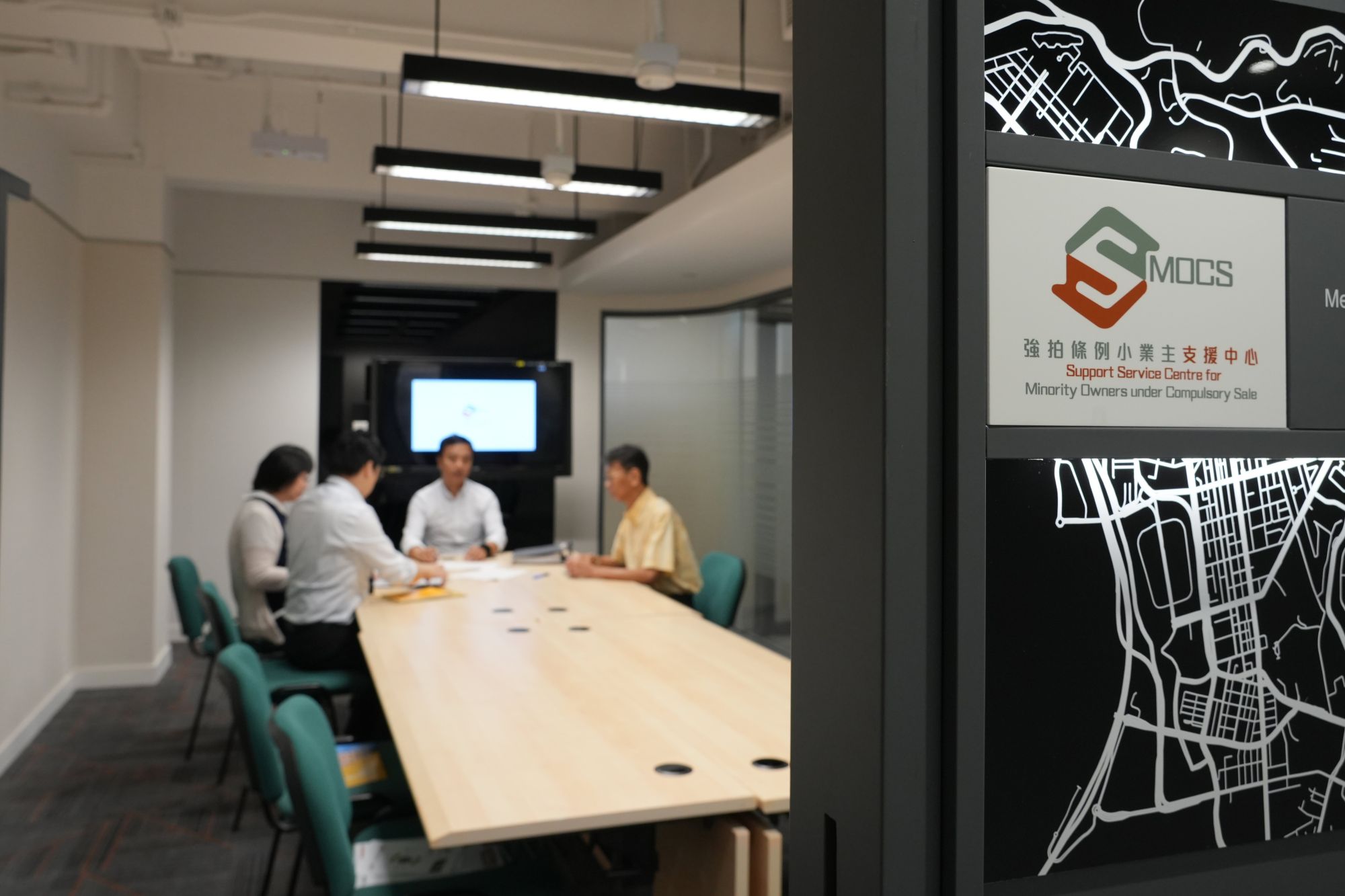 「支援中心」設有會議室等設施可供進行調解，公眾和舊樓小業主亦可與中心人員詳細了解有關強拍及收購的不同資訊。