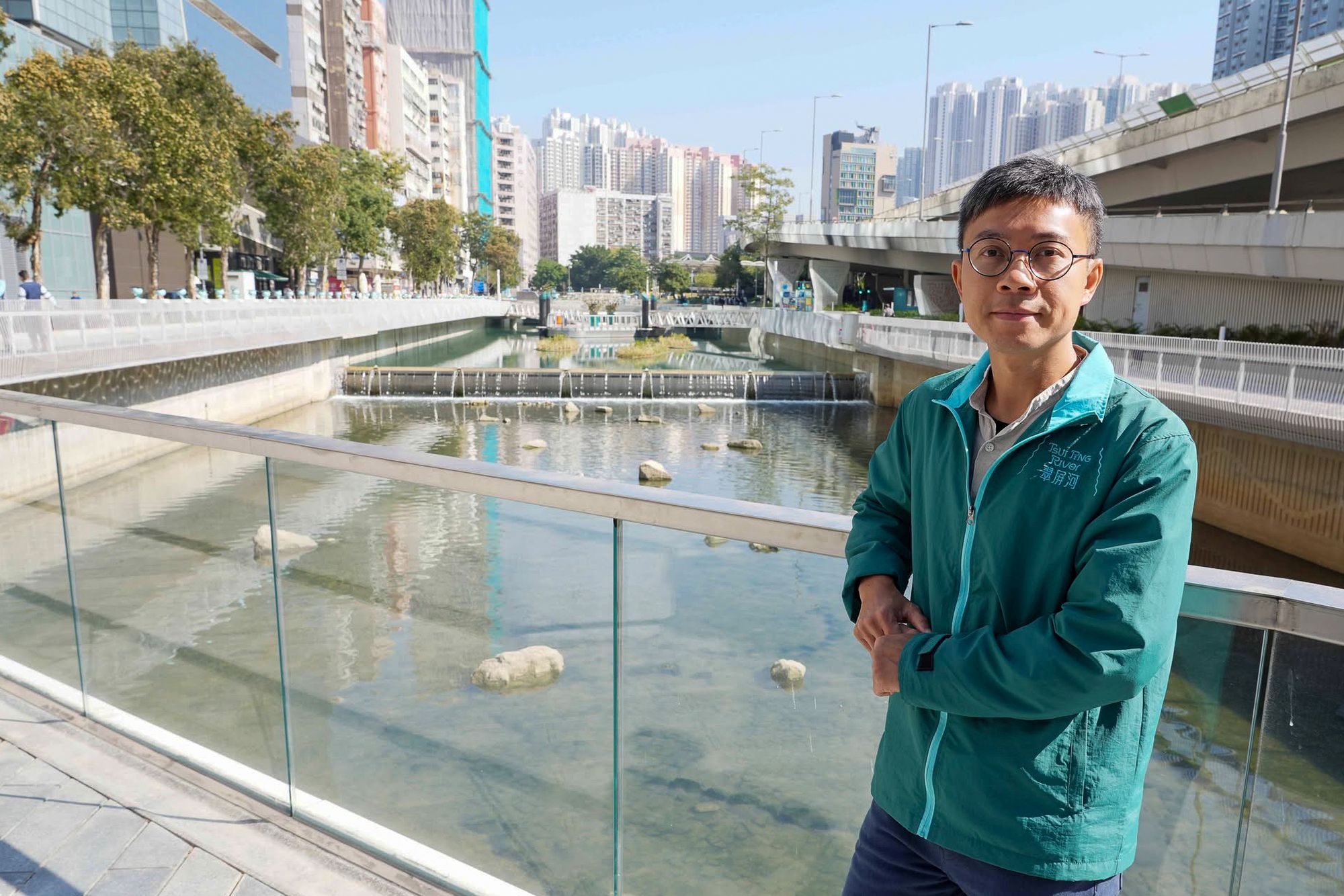 渠務署高級工程師（排水工程部）溫南豐介紹，發展局於2012年倡議，在不影響雨水排放功能和容量的前提下，將早期修建以防洪功能為主的明渠，以「河畔城市」概念改造成「翠屏河」。