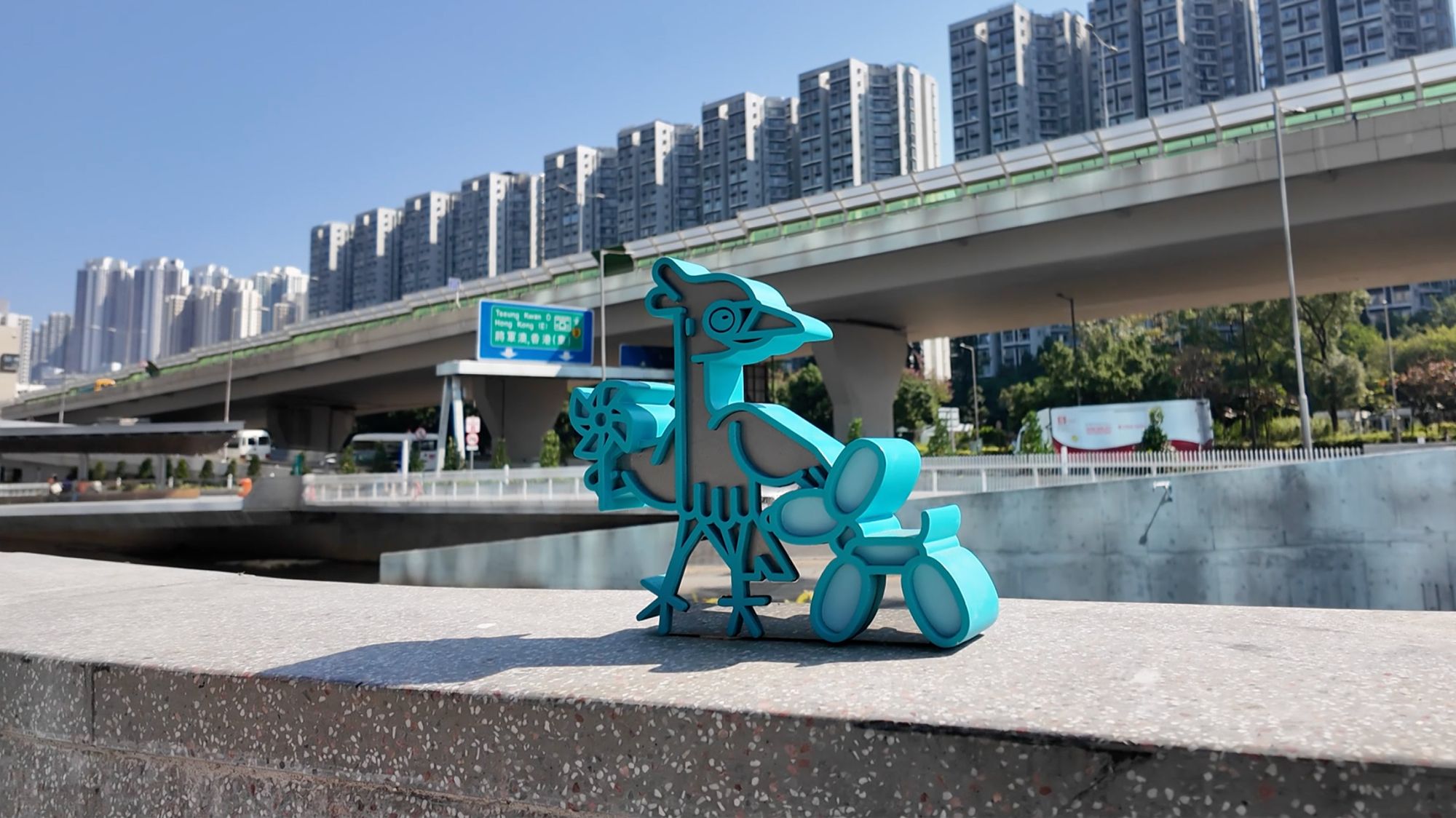 翠屏河沿河興建了融合空間營造及社區創新概念的園景平台。圖示門廊地標、特色渠蓋、藝術燈飾「浮蓱」，以及翠屏河吉祥物「翠屏雀」的藝術裝置。