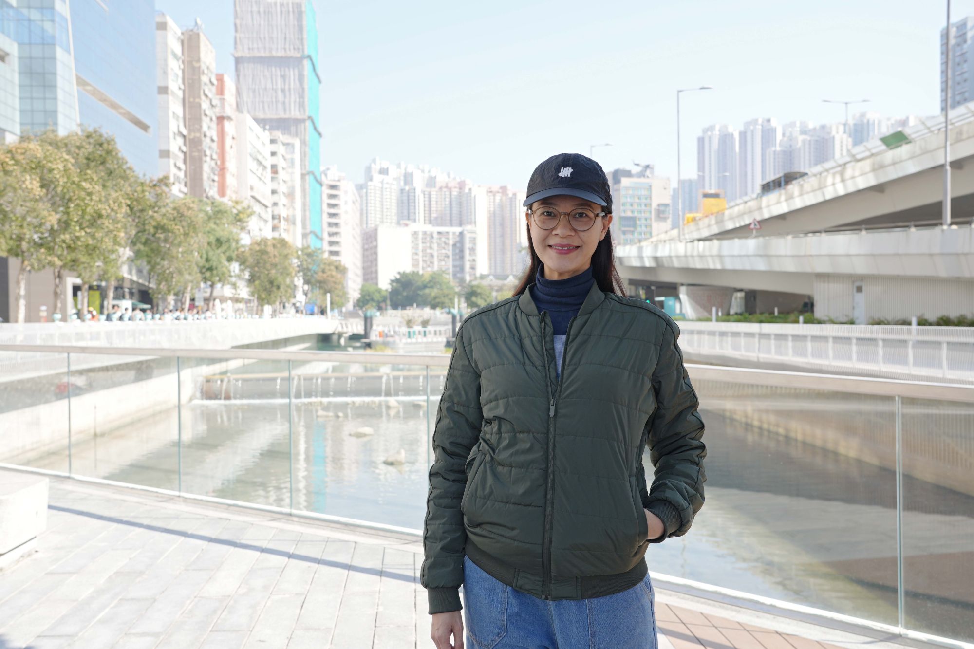 在觀塘區工作的張女士形容，翠屏河活化後，視覺和嗅覺上都有很大變化。她認為活化工程有建設性影響，期望將來河畔有更多綠化空間。