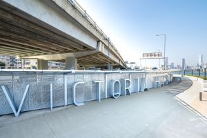 東岸板道位處市區，被維多利亞港環抱，左右兩旁均為海。工程團隊以「城市海浪」作為整體設計概念，讓市民走在板道上有如踏步海上的感覺。