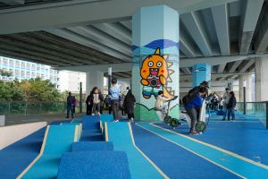 板道西段一共四個主題區已經開放，包括可從多角度欣賞夕陽和維港兩岸的海景的「汐·日光之階 (Sun Wave)」、以海浪為主題的遊樂康體空間「淘·童夢之園 (Play Wave)」、接近水面的釣魚熱點「漁·釣魚平台 (Fish Wave)」和可靈活舉辦活動的「滙·共融空間 (Gather Wave)」。圖示「淘·童夢之園 (Play Wave)」。