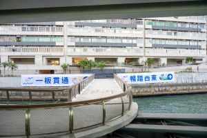 今次是首次在維港水域設置「開合橋」（上）及「轉盤橋」（下）。