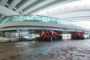 板道橋身需要以工程船隻配合潮水高度，在水位合適時駛到東區走廊下，再利用「自走式模組運輸車」將板道組件準確地安裝在地基上預先已完成的支撐柱。