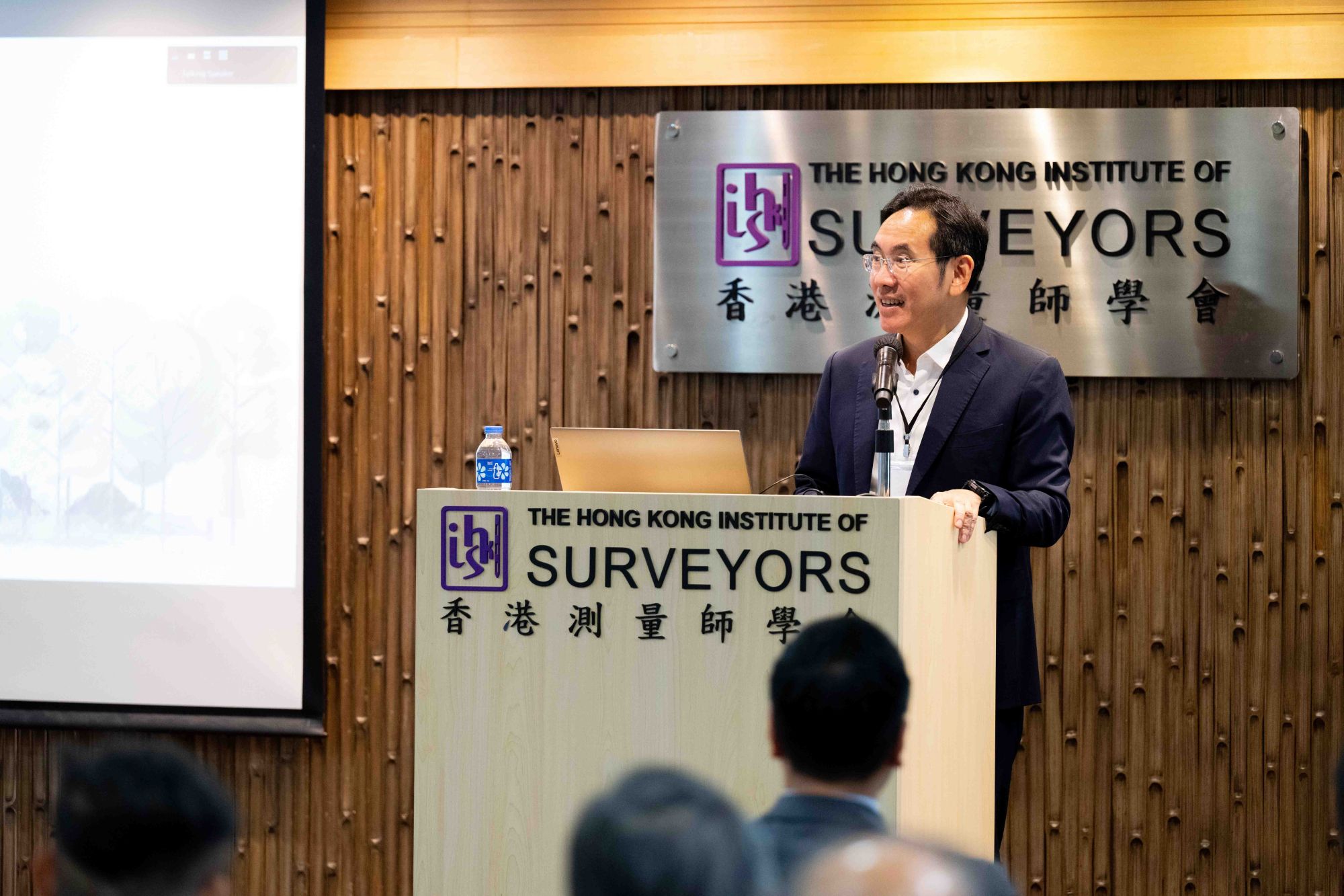 林智文率領團隊自去年第三季已出席了多場研討會和論壇，向業界介紹政府的精簡措施，並了解業界所需。