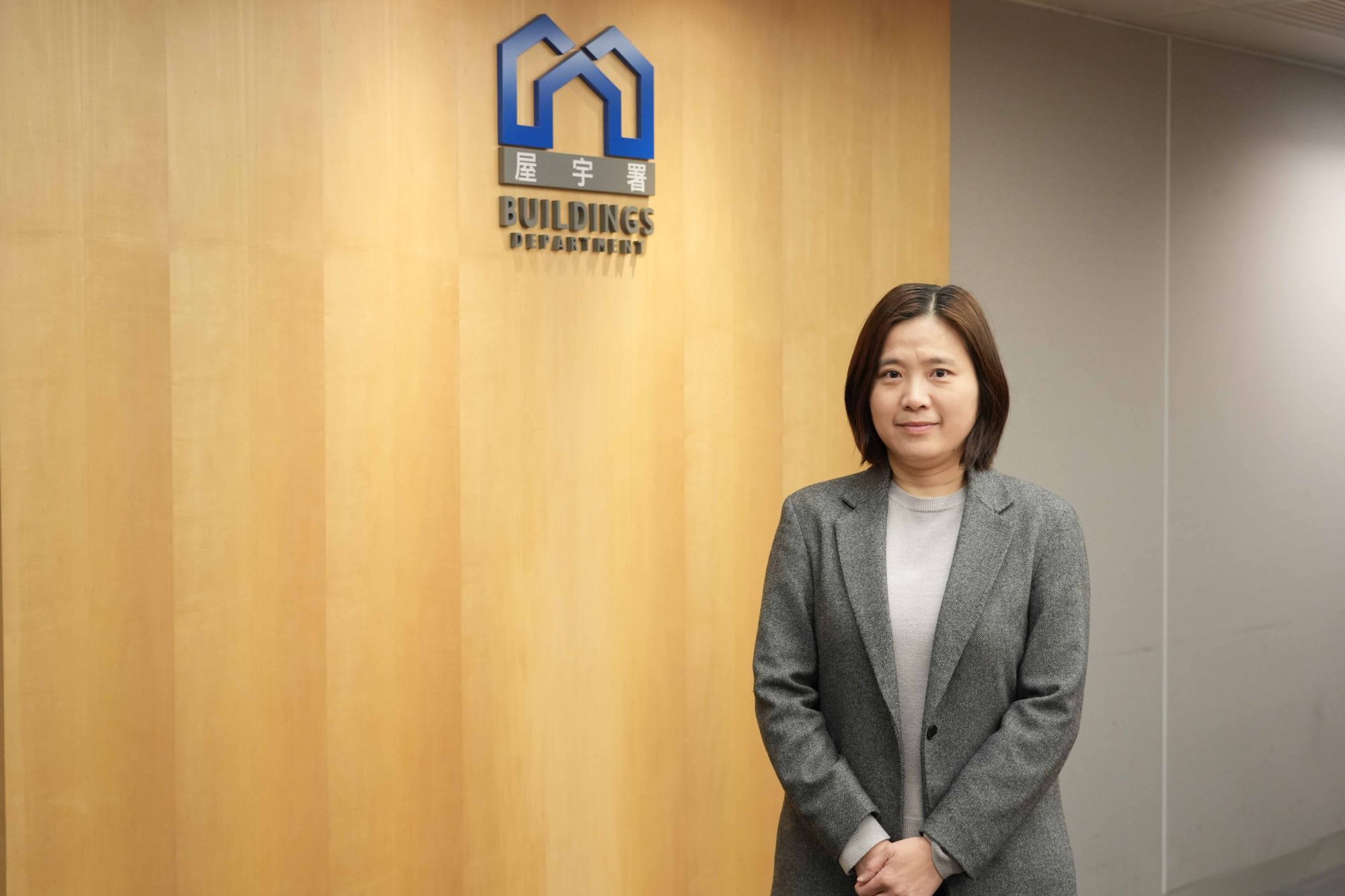 屋宇署高級屋宇測量師賴安琪表示，屋宇署一直致力協助申請者符合相關標準，同時在審批程序和機制上顧及發展項目的流程，務求令建築工程順利進行。