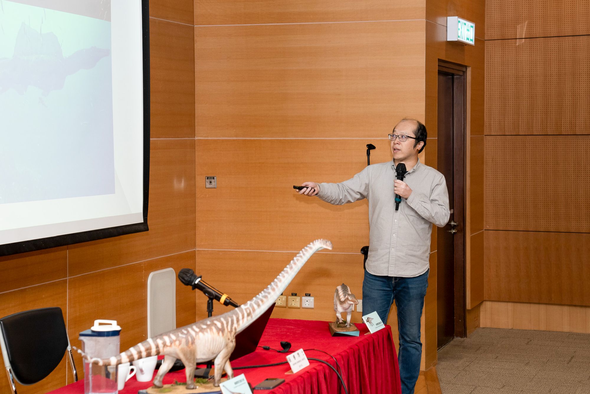 中國科學院古脊椎動物與古人類研究所副研究員裴睿博士（上）和趙琪博士（下）舉行恐龍講座。