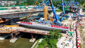 全球首例S960超高強鋼跨河行人天橋成功合攏。