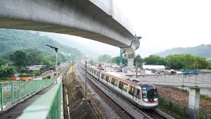 T型行車橋轉體後清晨港鐵如常服務。