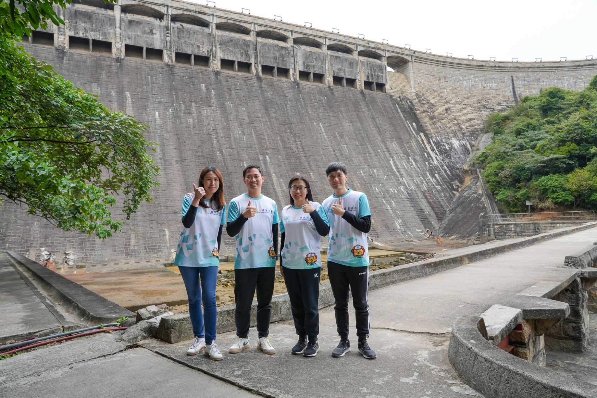 （左起）土木工程拓展署工程師陳熳淇、發展局躍動港島南辦事處高級工程師鄧禮賢、土木工程拓展署高級工程師盧靜怡及土木工程拓展署工程師吳嘉浩介紹「活力環島長廊」。