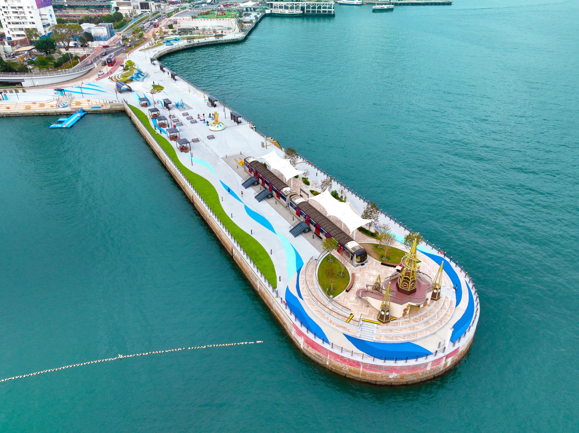 環島長廊有五段主題路徑，每段各有特色。當中包括「維港徑」，讓市民走進維多利亞港的懷抱，體驗動靜皆宜的多元化海濱空間。圖為灣仔「水上運動及康樂主題區」。