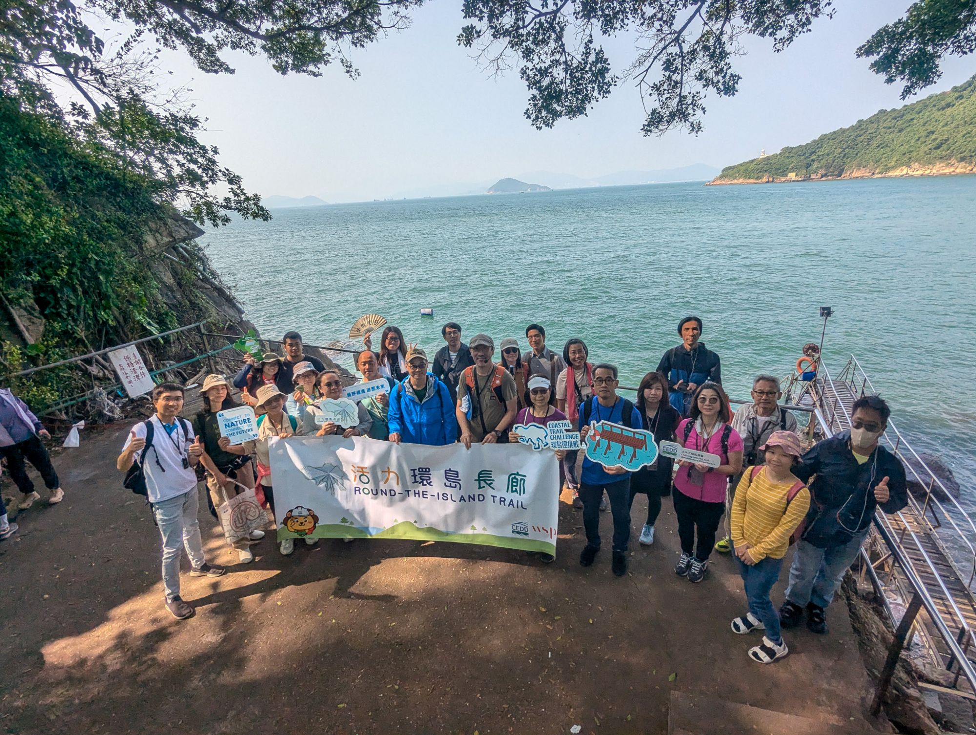 我們展開了一系列宣傳及公眾參與活動，包括舉辦導賞團和攝影工作坊等。上圖為導賞團在西環鐘聲泳棚的大合照，下圖為攝影工作坊在赤柱的大合照。