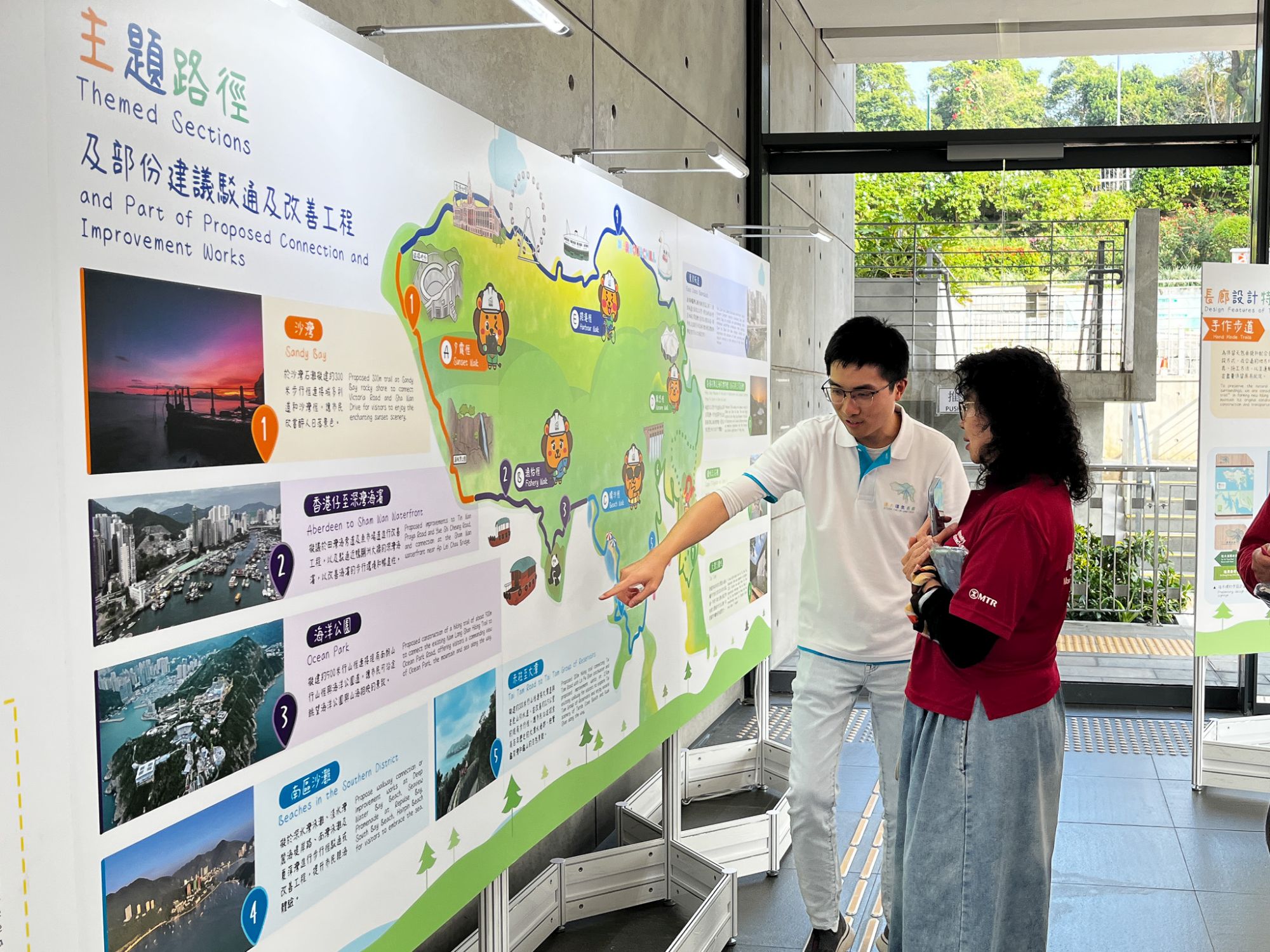 土木工程拓展署於香港島不同地方舉行巡迴展覽，介紹環島長廊背景和工程內容。圖為於赤柱市政大廈舉行的巡迴展覽。