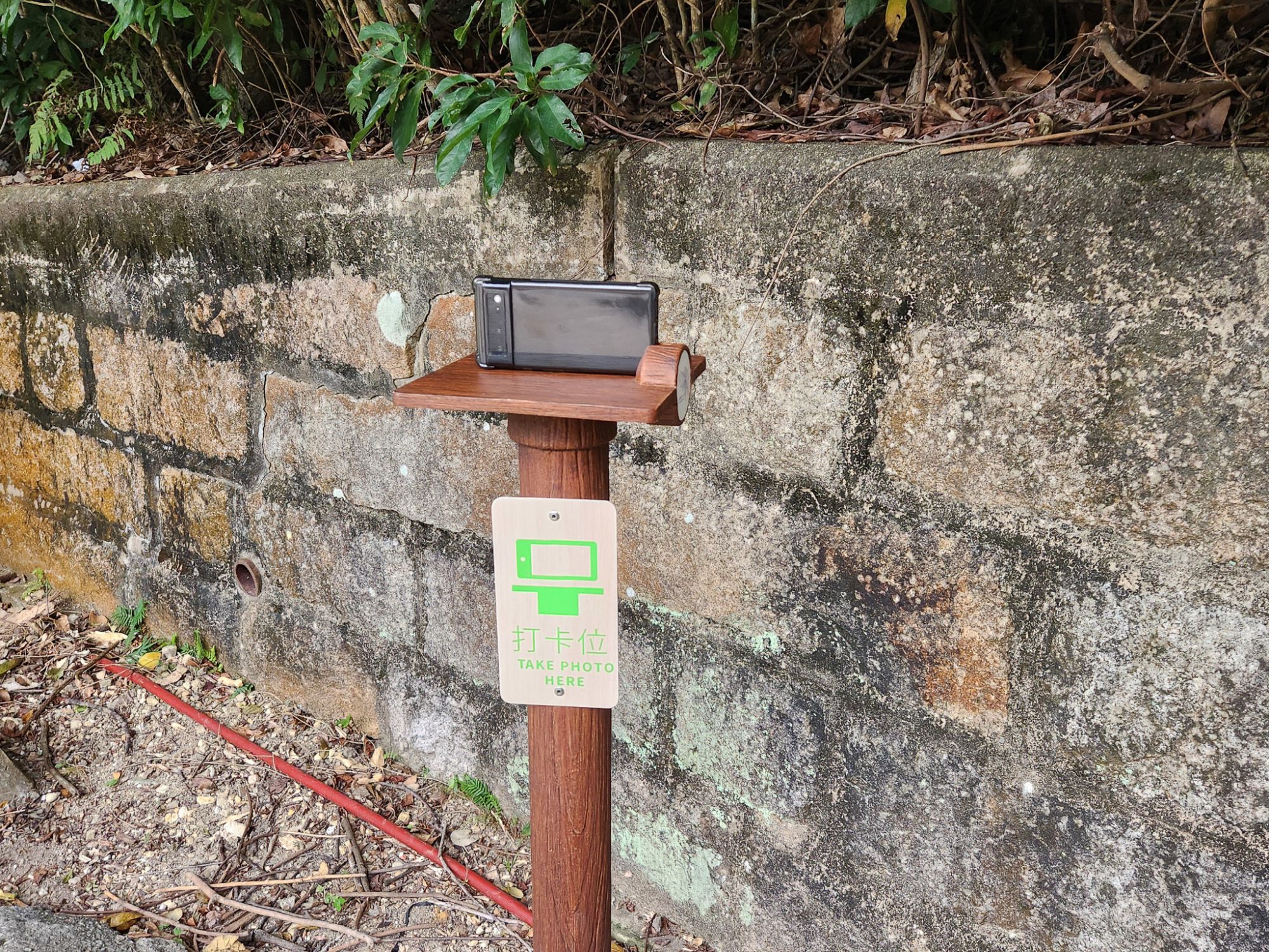 大潭篤水塘水壩底的新行山徑增設自拍攝裝置，方便市民「打卡」。長廊指示牌亦採用擴增實景技術（AR），讓市民透過可以掃描環島長廊標誌連結至相關網頁，了解項目最新資訊、路線建議、特色景點簡介及交通資訊等。