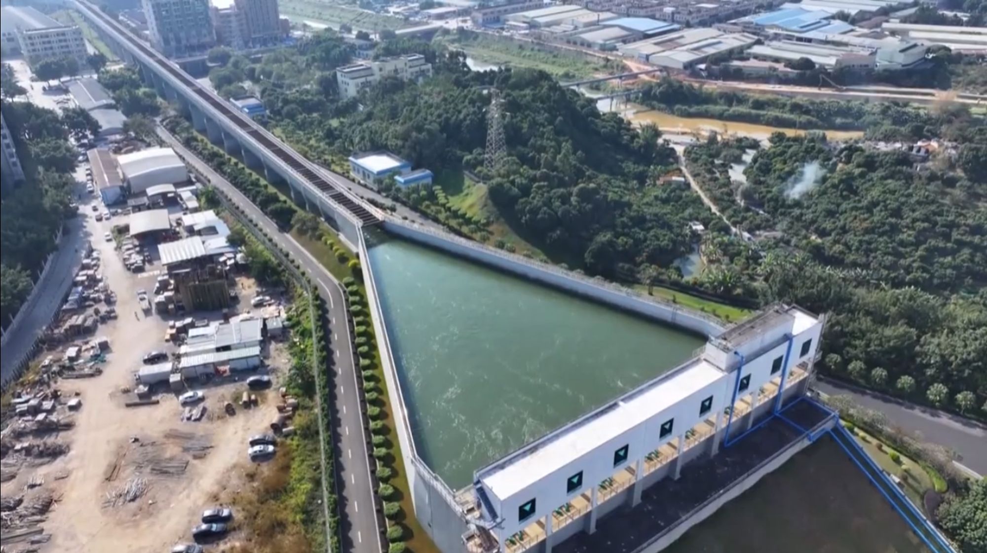 東深供水系統全長約68公里，途經4座泵站，包括圖示位於金湖泵站部分，以專用管道輸送至深圳水庫，再輸送到香港。