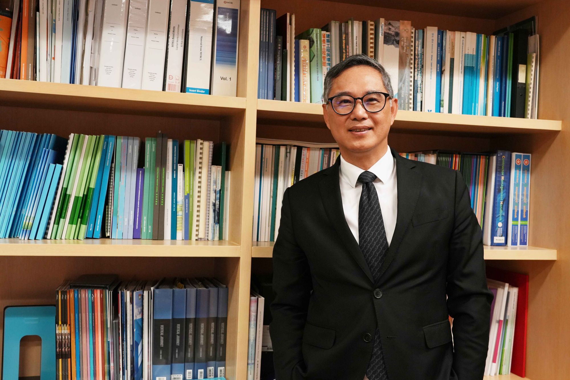 發展局常任秘書長（工務）劉俊傑指出，人才屬建造業發展重要一環，2025-26年度《財政預算案》提出兩項措施，分別資助僱主及學員，支援不同崗位的年輕從業員進行在職培訓，並為建造業青年畢業生提供在職培訓津貼，協助業界持續建立人才庫。