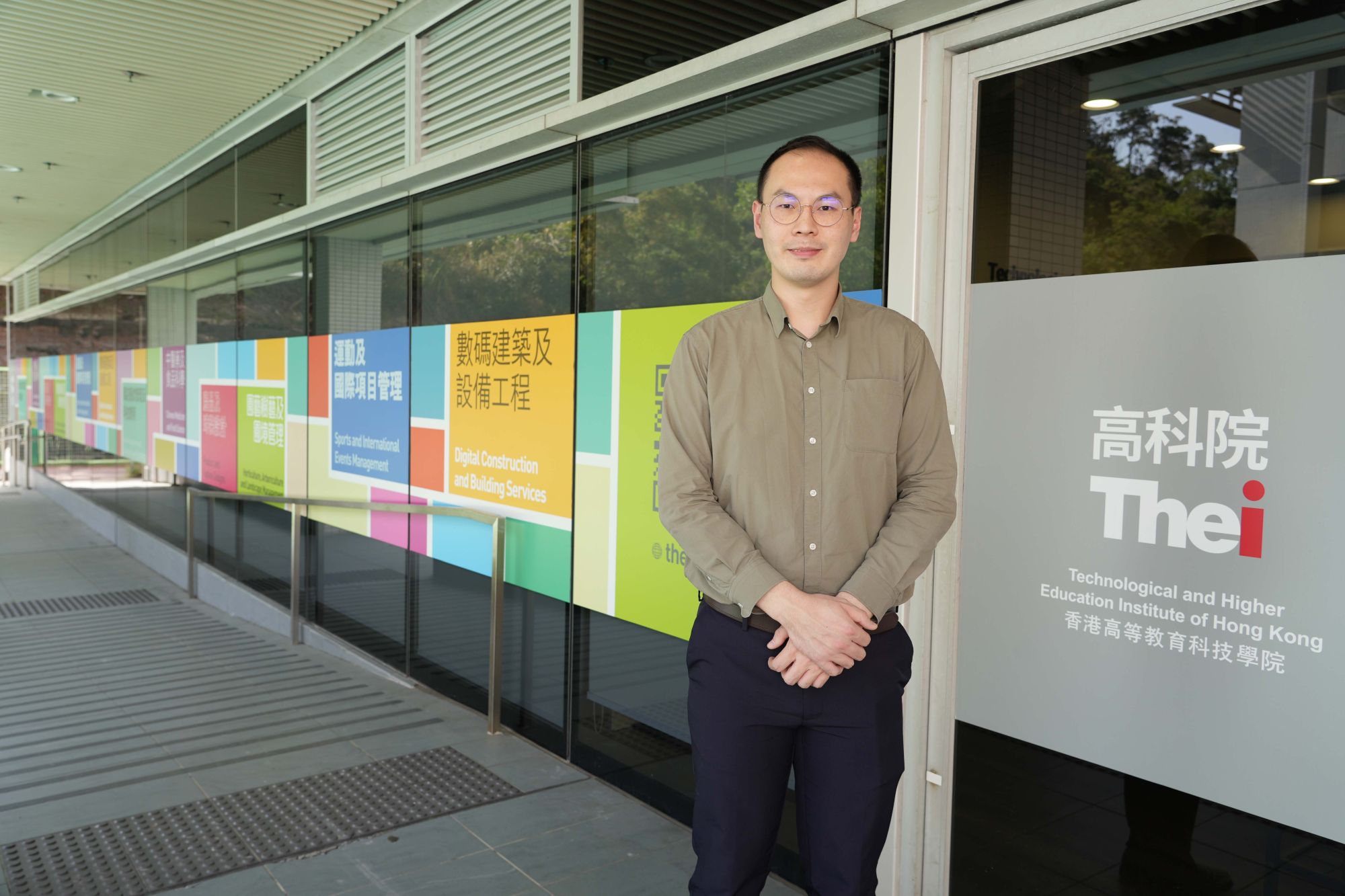 現正從事物業及設施管理工作的冼嘉棋是受惠學員之一，他獲計劃的資助，在香港高等教育科技學院修讀屋宇設備工程（榮譽）工學士學位課程。