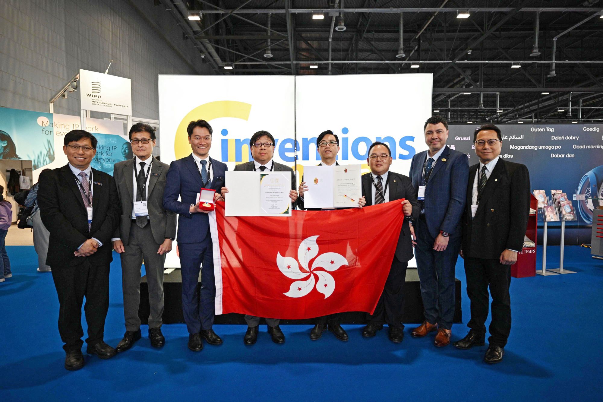 發展局副秘書長何英傑（左四）與機電署副署長周厚強（左五）與獲得日內瓦州特別大獎的機電署及民航處團隊，以及獲得最佳國際發明及創新獎的發展局團隊在日內瓦國際發明展上合照。