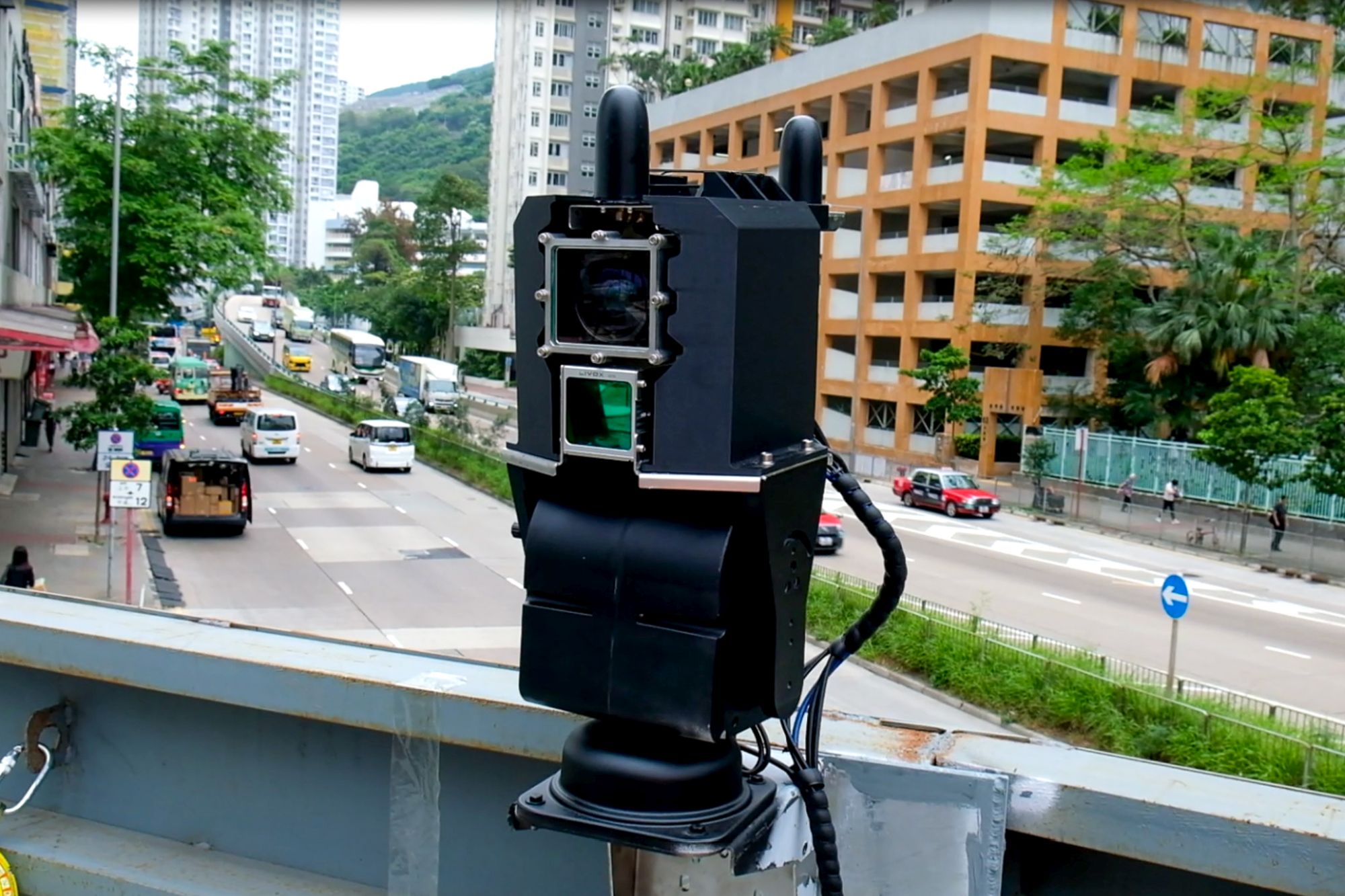 「智眼」具體操作是先由4D光學雷達掃瞄工地，並轉化成彩色空間數據（Point Cloud），經過電腦運算及5G快速傳輸，瞬間即可將工地實況全面立體化，並呈現於具備AI功能的管理平台。