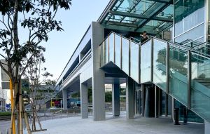 連接金鐘長江集團中心二期的夏慤道行人天橋最近亦已落成並投入服務。