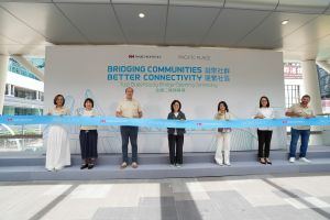 發展局局長甯漢豪（左四）與太古地產行政總裁彭國邦（左三）主持金鐘二橋的開幕儀式，並與其他嘉賓一同剪綵。出席嘉賓包括︰太古地產發展及估價董事馬淑貞（右三）、中西區民政事務專員鄭建瑩（左二）、灣仔民政事務專員張雁伶（右二）、太古地產辦公樓業務董事 Don Taylor（右一）及太古廣場總經理招頴文 （左一）。