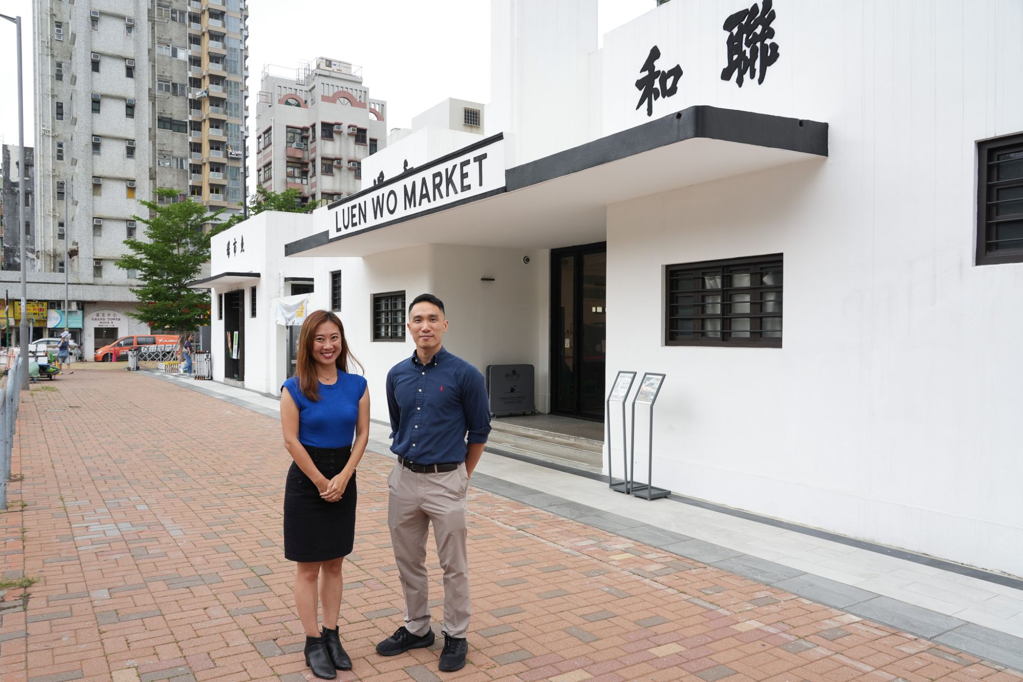 發展局建築師（文物保育）陳逸寧（右）介紹聯和市場 – 城鄉生活館的活化項目。