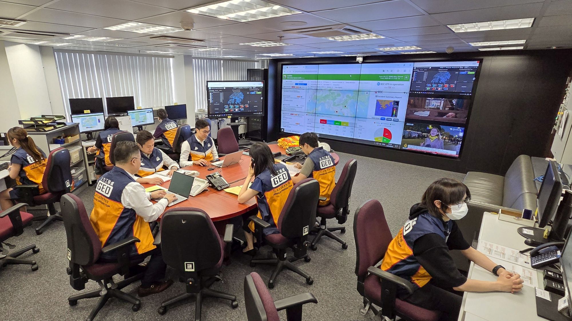 土力工程處設有全年24小時緊急服務，一旦發生山泥傾瀉，可迅速為各政府部門提供應對各類山泥傾瀉岩土工程方面的專業意見。