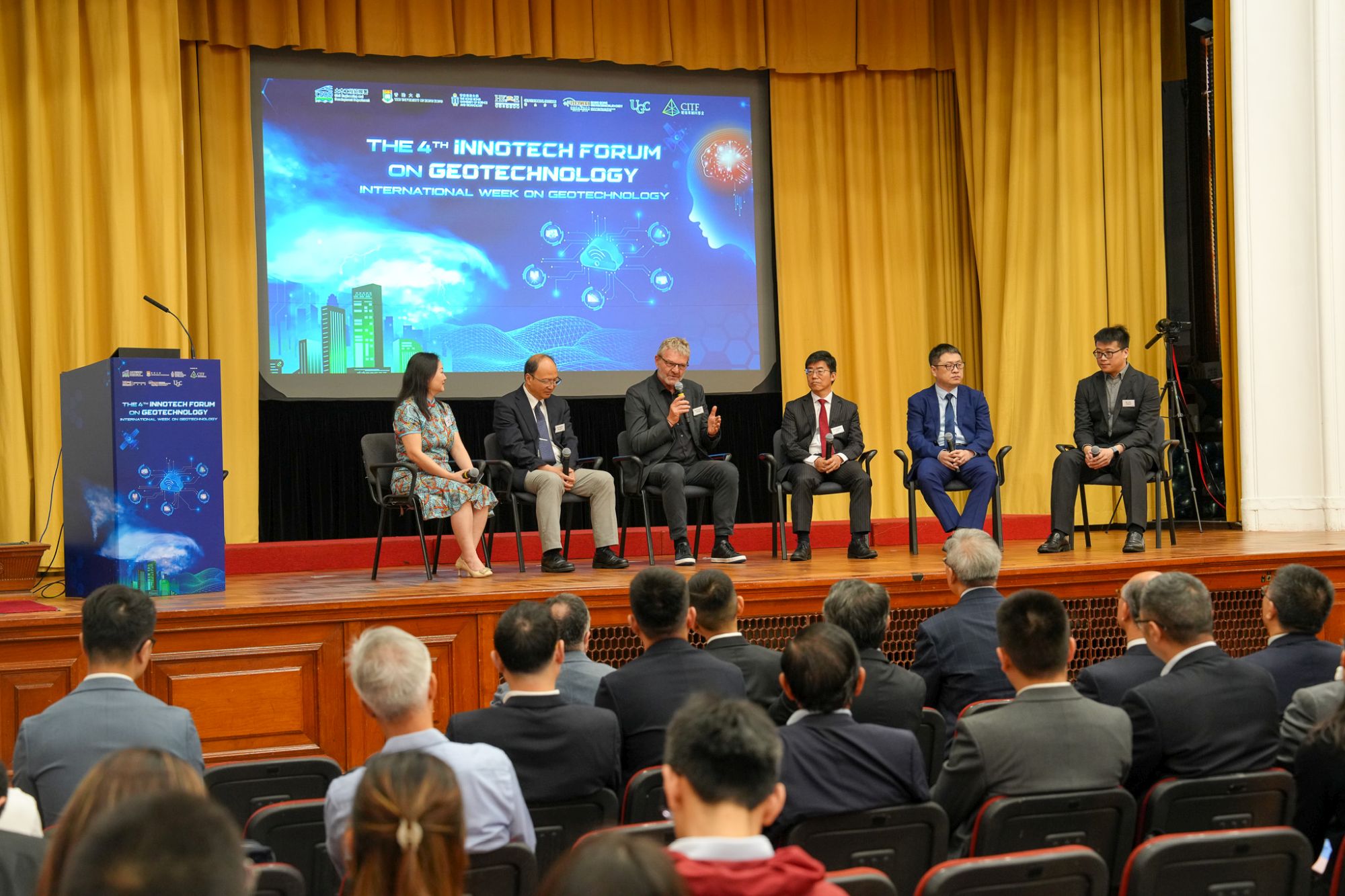 「國際岩土創新科技周」單是揭幕活動 ─ 「第四屆岩土創新科技論壇」便吸引超過300位來自世界各地、內地及本港的岩土工程與地質學者、專家和業界人士參與，就應對極端天氣交流各地最新的岩土挑戰和趨勢。