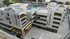 現時已經有超過100個政府及私人項目採用MiC建築法。圖示位於火炭的小學新校舍透過MiC技術建成，今年初正式投入服務。