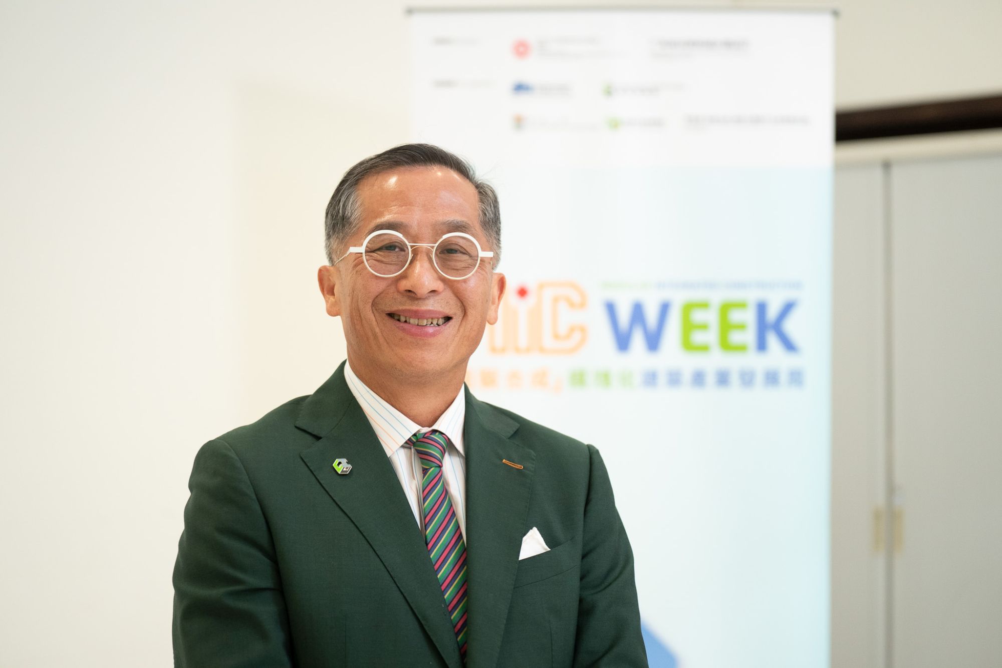 建造業議會主席何安誠教授表示，「組裝合成」市場需求量非常大。根據發展局與建造業議會共同發布的首份「組裝合成」年度需求預測，未來五年完工的「組裝合成」樓面面積約250萬平方米，包括住宅、學校、醫院及政府大樓等。