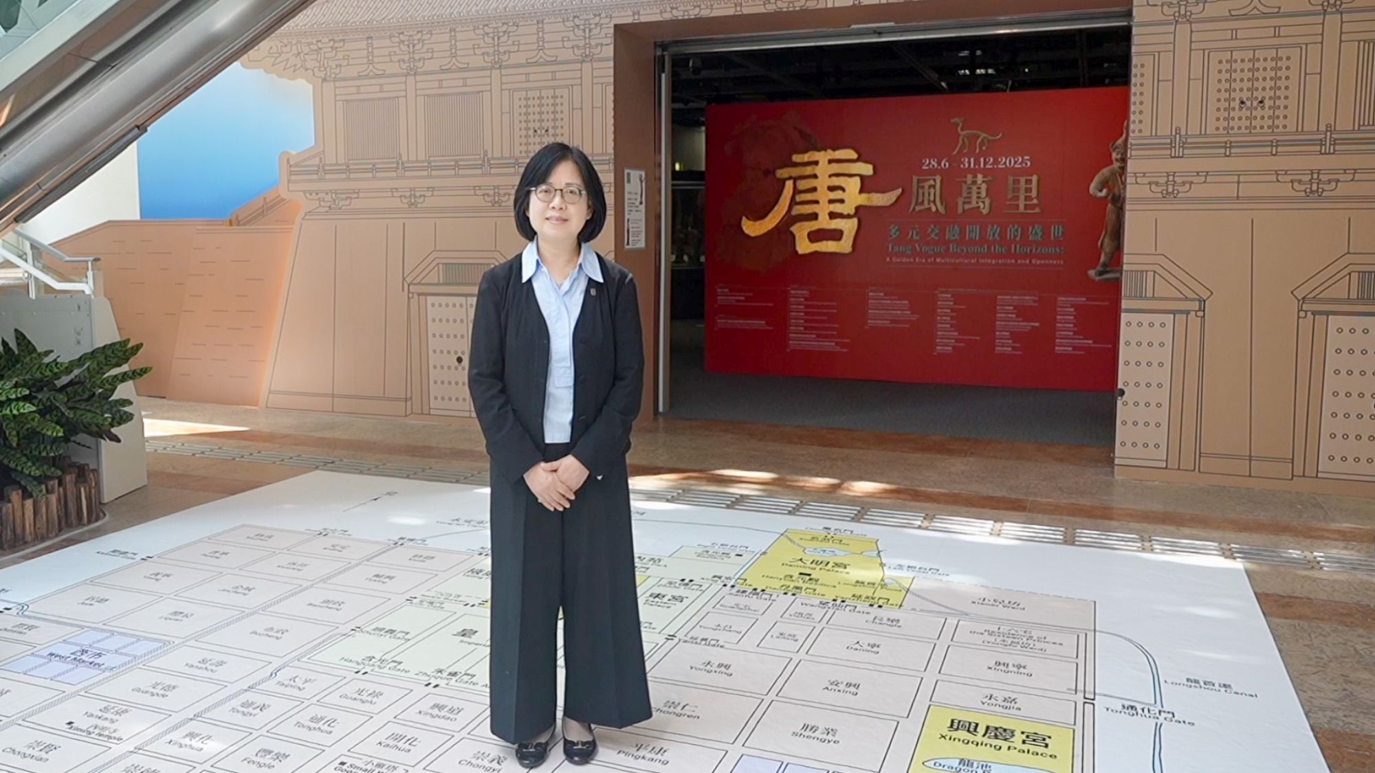 發展局古物古蹟辦事處總文物主任蕭麗娟表示，「唐風萬里：多元交融開放的盛世」展覽是在國家文物局與法國吉美國立亞洲藝術博物館，為慶祝中法建交六十周年合辦的「中國‧唐 — 一個多元開放的朝代（七至十世紀）」展覽的基礎上策劃，亦是香港回歸祖國二十八周年慶祝活動之一。展覽是發展局與國家文物局在2022年簽署《關於深化文化遺產領域交流與合作的框架協議書》後，規格最高、規模最大、文物展品數量最多的合辦展覽。