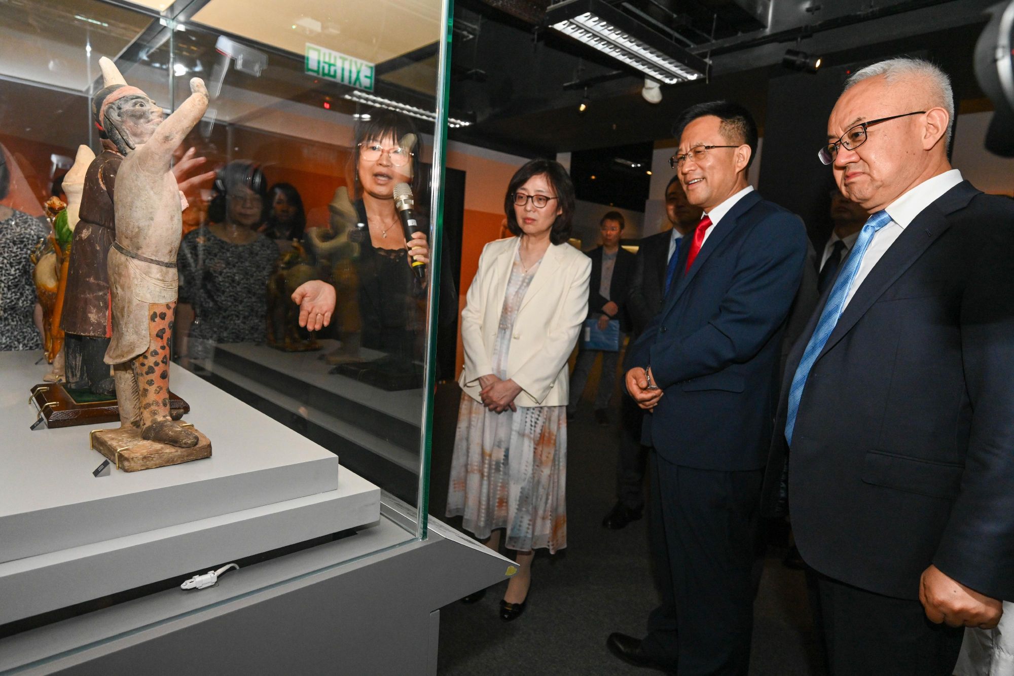 發展局局長甯漢豪（左二）、國家文物局副局長喬雲飛（右一）和中央人民政府駐香港特別行政區聯絡辦公室秘書長王松苗（右二）參觀展覽。