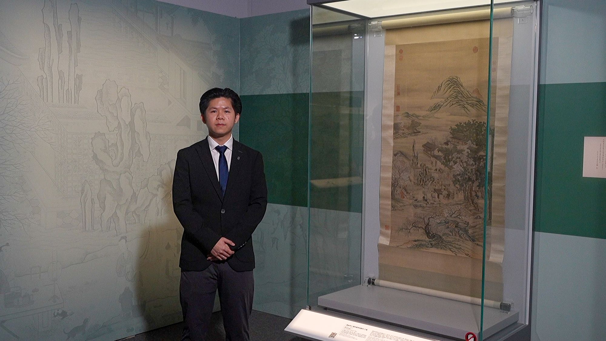 古物古蹟辦事處一級助理館長（教育活動）吳國樑（上圖）介紹重點展品 -- 遼寧省博物館借出的珍貴文物：「宋人《明皇擊球圖卷》」及二級助理館長（展覽及宣傳）胡文立（下圖）介紹「緙絲李白《春夜宴桃李園序》立軸」，這兩件文物珍品僅於首兩個月展出（2025年6月28日至8月27日），文物返回遼寧省博物館後需在文物倉庫保養一至三年。